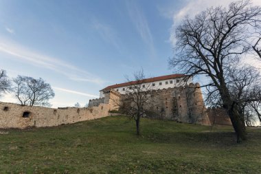 Güneşli bir kış gününde Siklos Ortaçağ Şatosu.