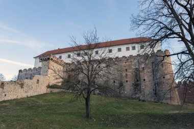 Güneşli bir kış gününde Siklos Ortaçağ Şatosu.