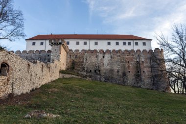 Güneşli bir kış gününde Siklos Ortaçağ Şatosu.
