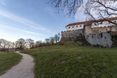 Güneşli bir kış gününde Siklos Ortaçağ Şatosu.
