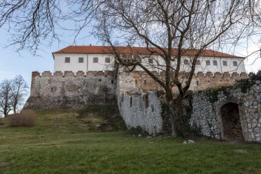 Güneşli bir kış gününde Siklos Ortaçağ Şatosu.