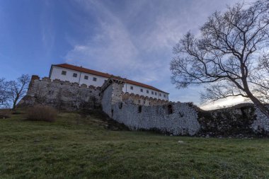 Güneşli bir kış gününde Siklos Ortaçağ Şatosu.