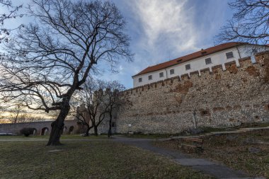 Güneşli bir kış gününde Siklos Ortaçağ Şatosu.