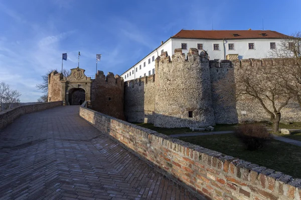 晴れた冬の日にシクロスの中世の城の入り口 — ストック写真