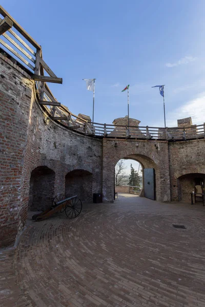 Güneşli bir kış gününde Siklos Ortaçağ Şatosu.