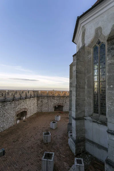 Güneşli bir kış gününde Siklos Ortaçağ Şatosu.