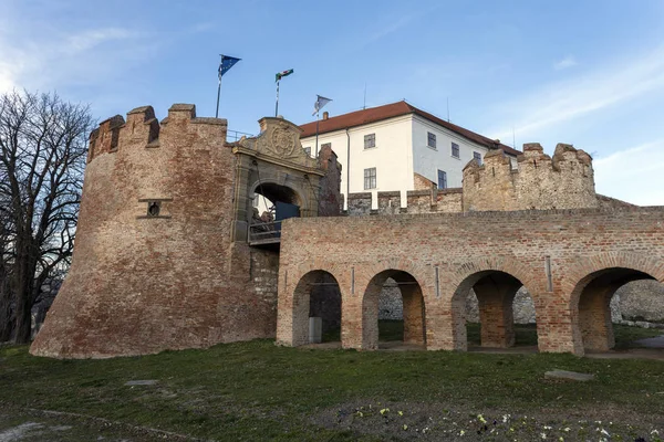 Güneşli bir kış gününde Siklos Ortaçağ Şatosu.