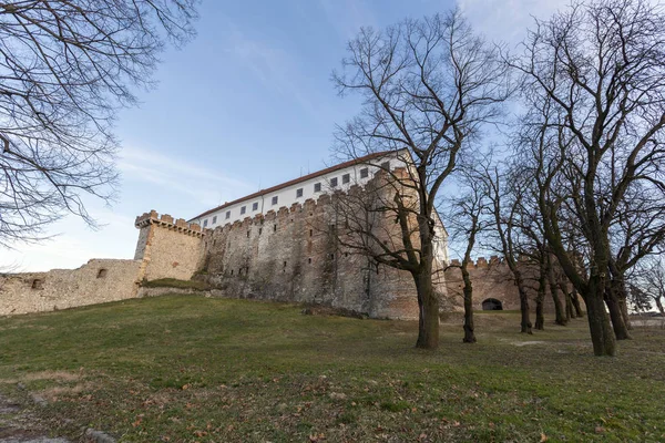 Güneşli bir kış gününde Siklos Ortaçağ Şatosu.