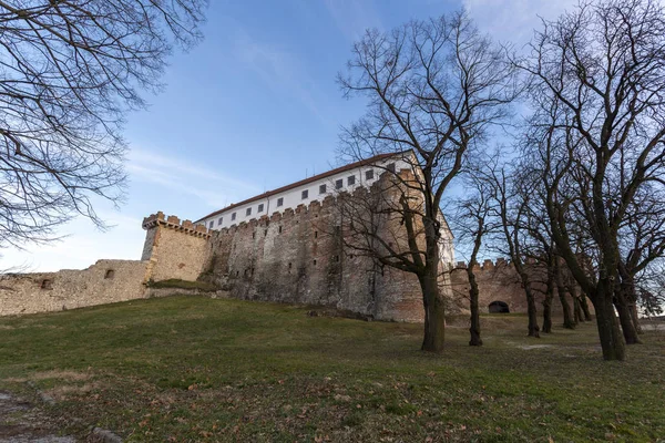 Güneşli bir kış gününde Siklos Ortaçağ Şatosu.