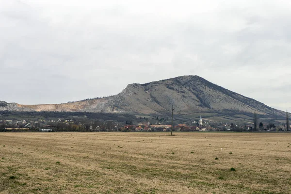 从匈牙利南部看Szarsomlyo山和Nagyharsany村 — 图库照片