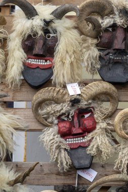 Busojaras (Buso yürüyüşü) sırasında Macaristan 'ın Mohacs kentinde yaşayan Sokci etnik grubunun yıllık maskeli balosu sırasında bir dükkânda maske takıldı..