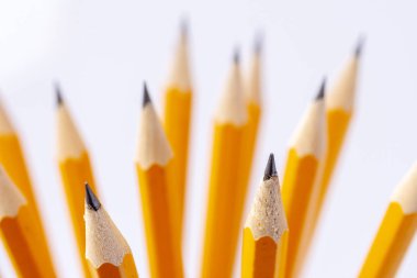 Beyaz arkaplanda sarı kalemler.