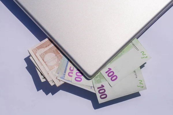 Billetes Euros Portátil Plata — Foto de Stock