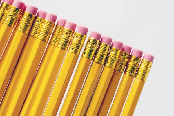 Lápis Amarelos Sobre Fundo Branco — Fotografia de Stock