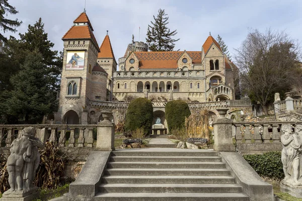 Macaristan, Szekesfehervar 'daki Bory Kalesi. Heykeltıraş ve mimar Jeno Bory ve ailesinin eski evi..