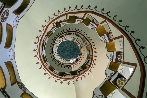 Macaristan, Szekesfehervar 'daki Bory Kalesi' nin sarmal merdivenleri. Heykeltıraş ve mimar Jeno Bory ve ailesinin eski evi..