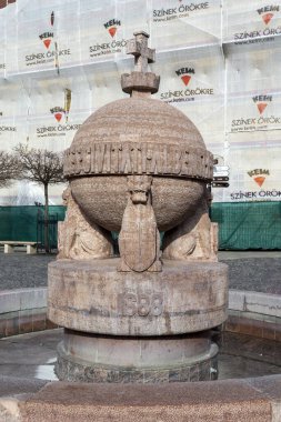 Szekesfehervar, Macaristan - 02: 02 29 2020: Szekesfehervar, Macaristan 'da ulusal bir anıt olarak küre ve haç heykeli