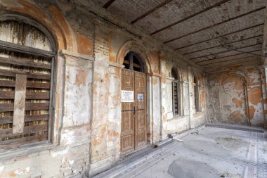 Macaristan 'ın Csalapuszta kentindeki terk edilmiş Kegl şatosu..