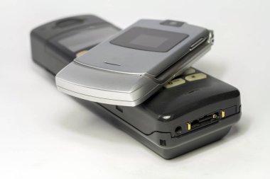 beyaz zemin üzerine eski cep telefonları