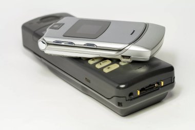 beyaz zemin üzerine eski cep telefonları
