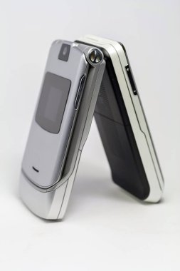 Beyaz arkaplanda eski cep telefonu.