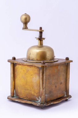 Eski bakır kahve öğütücüsü beyaz arka planda izole edilmiş.