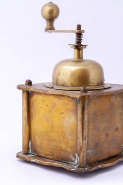 Eski bakır kahve öğütücüsü beyaz arka planda izole edilmiş.