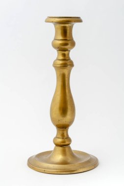 Beyaz arka plan üzerinde izole eski bakır şamdan