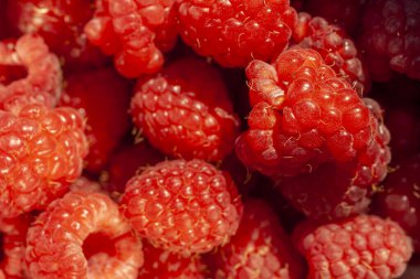 Bir kasede ahududu resmi.