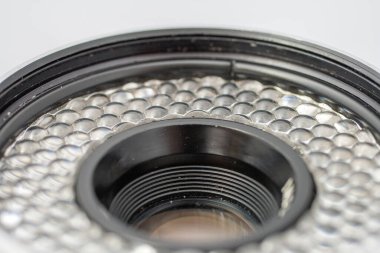 Beyaz arkaplanda izole edilmiş klasik film kamerası