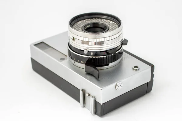 白色背景下隔离的老式胶卷相机 — 图库照片