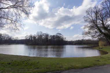 Macaristan 'ın Martonvasar kentindeki ünlü Brunszvik Sarayı' nın İngiliz bahçesi güneşli bir bahar gününde..