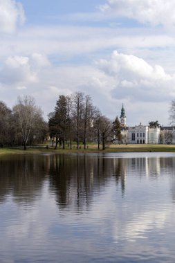 Macaristan 'ın Martonvasar kentindeki ünlü Brunszvik Sarayı güneşli bir bahar gününde.