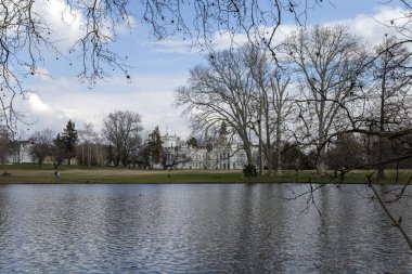 Macaristan 'ın Martonvasar kentindeki ünlü Brunszvik Sarayı güneşli bir bahar gününde.