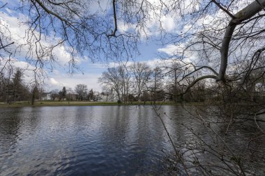 Macaristan 'ın Martonvasar kentindeki ünlü Brunszvik Sarayı güneşli bir bahar gününde.