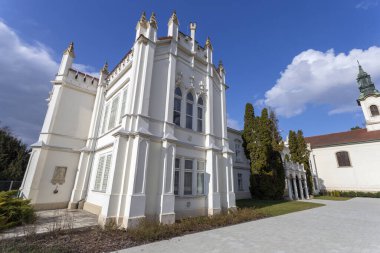 Macaristan 'ın Martonvasar kentindeki ünlü Brunszvik Sarayı güneşli bir bahar gününde.