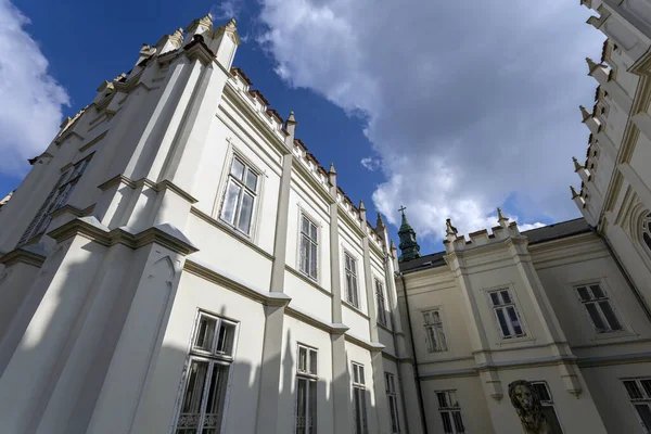 Знаменитий Палац Брунсвік Мартонсарі Угорщина Сонячний Весняний День — стокове фото