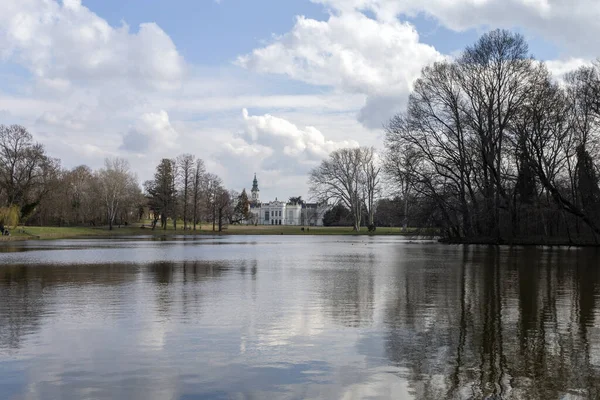 Der Berühmte Brunszvik Palast Martonvasar Ungarn Einem Sonnigen Frühlingstag — Stockfoto