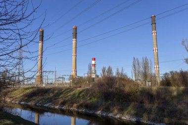 Macaristan 'ın Szazhalombatta kentindeki enerji santrali güneşli bir günde.