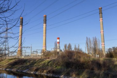 Macaristan 'ın Szazhalombatta kentindeki enerji santrali güneşli bir günde.