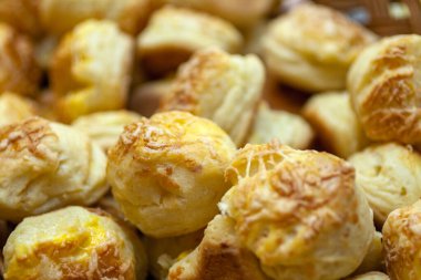 Ev yapımı fırınlanmış çörekleri yakından çek..