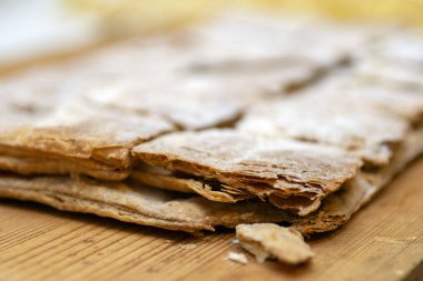 Napolyon kekinin pişmiş hamur yaprakları.