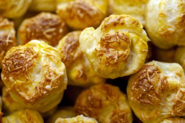 Ev yapımı fırınlanmış çörekleri yakından çek..