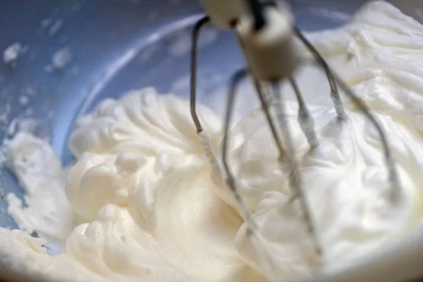 Keverés Fehér Tojás Krém Tálba Elektromos Mixer Sütés Torta Stock Kép