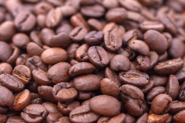 Beyaz arka planda kahve çekirdekleri