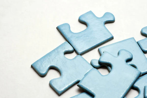 Blaue Puzzleteile Auf Weißem Hintergrund — Stockfoto