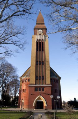 Macaristan 'ın Kerekegyhaza kentindeki Katolik Kilisesi, bir kış günü.