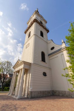 Yenilenmiş Kilise, Macaristan 'ın Kunszentmiklos kentinde bir bahar günü