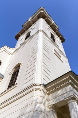 Yenilenmiş Kilise, Macaristan 'ın Kunszentmiklos kentinde bir bahar günü
