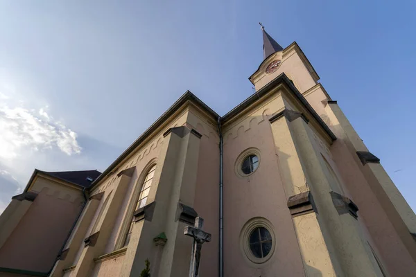 Yenilenmiş Kilise Macaristan Kunszentmiklos Kentinde Bir Bahar Günü — Stok fotoğraf